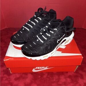 Nike Air Max Plus Black/White | Womens Sz 6